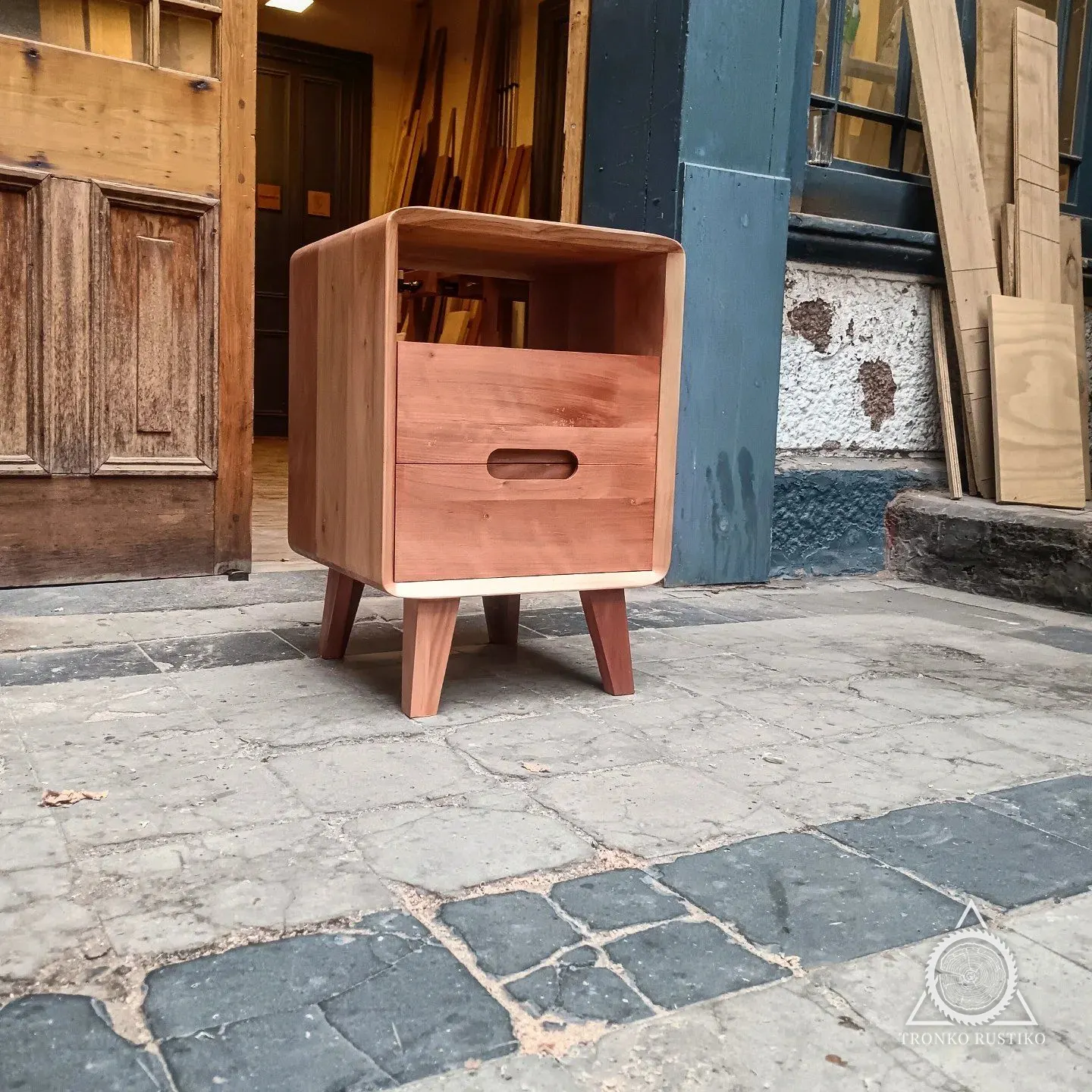 Otra vista del trabajo Velador Nido (foto 1 de 3).