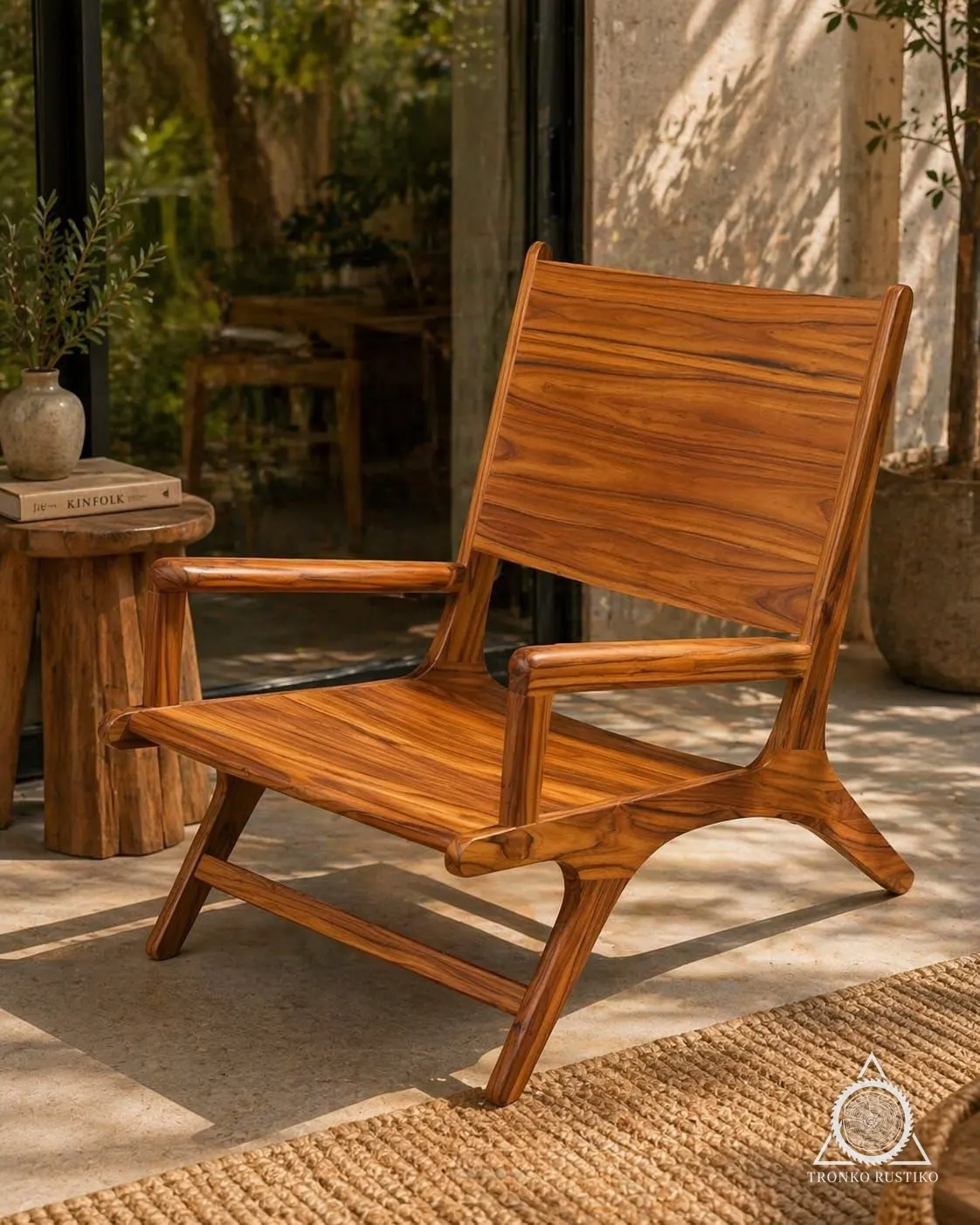 Sillón de descanso de madera con respaldo reclinado y apoyabrazos.