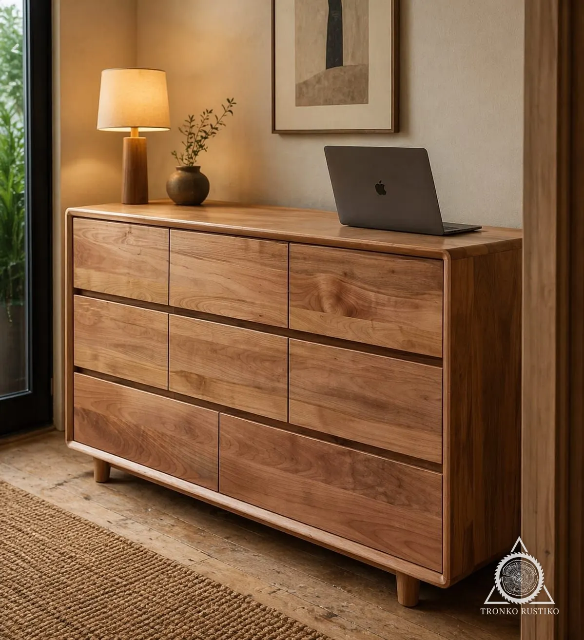 Cómoda de madera con cantos redondeados, ocho cajones de frentes continuos y patas cortas.