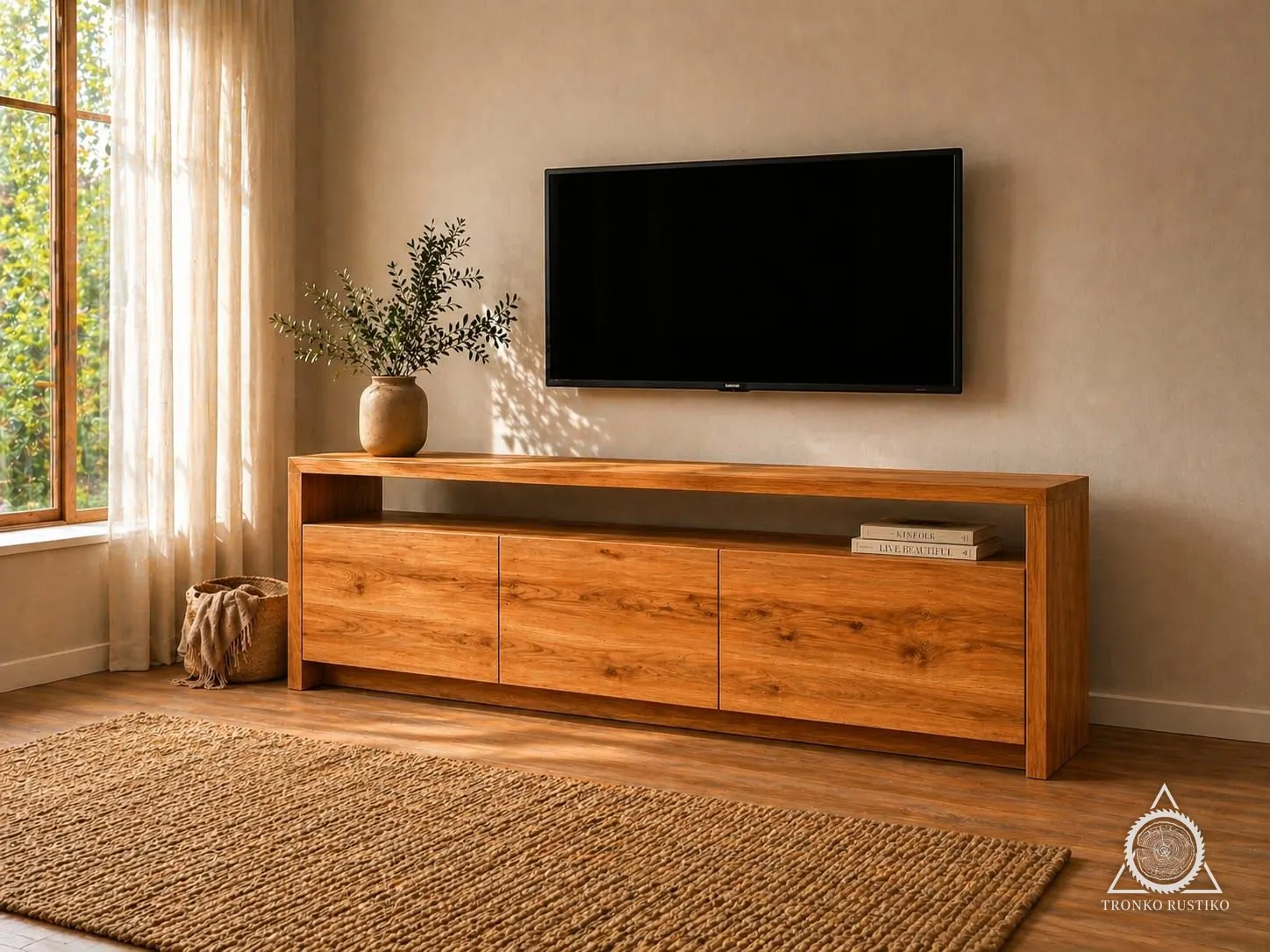 Rack de TV de madera con un nicho abierto arriba y tres puertas lisas abajo, bajo un televisor de muro.