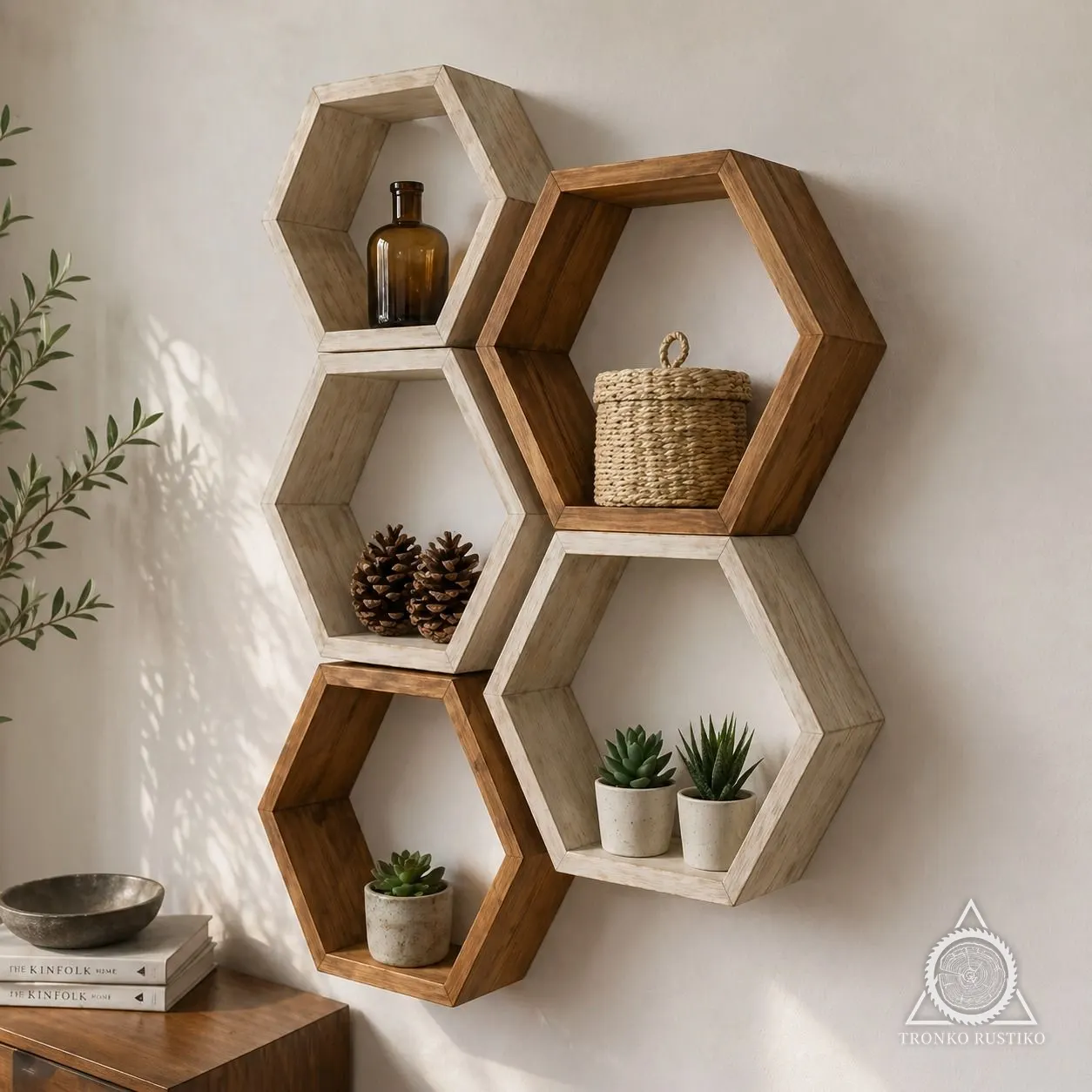 Cinco repisas hexagonales de madera en dos tonos, combinadas en el muro como un panal.