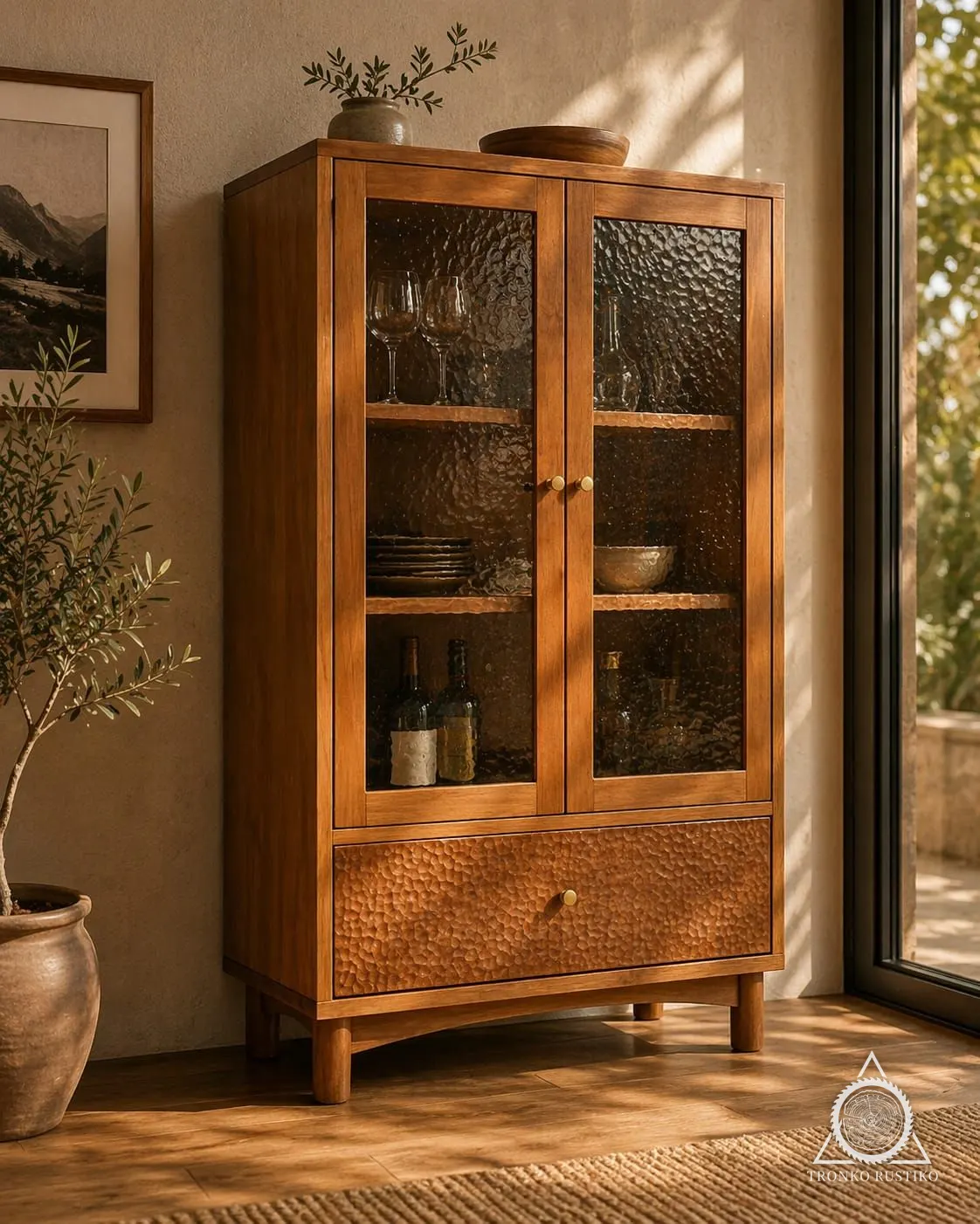 Vitrina de madera con dos puertas de vidrio texturizado y un cajón inferior tallado.