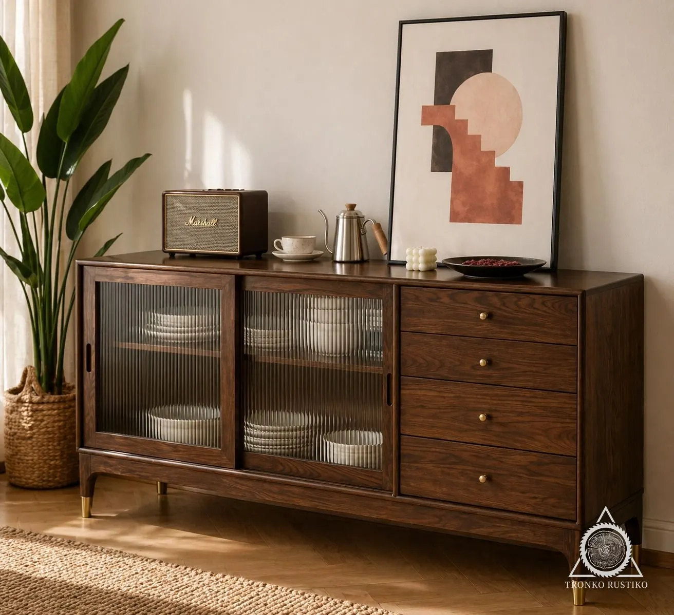 Buffet de madera oscura con puertas correderas de vidrio acanalado y una cajonera de cuatro cajones con detalles dorados.