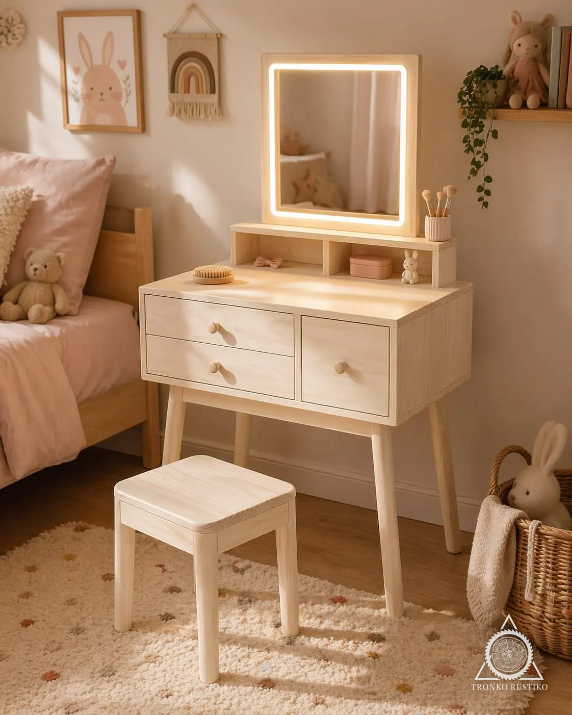 Tocador infantil de madera muy clara con espejo iluminado, cajones, nichos superiores y un piso a juego.