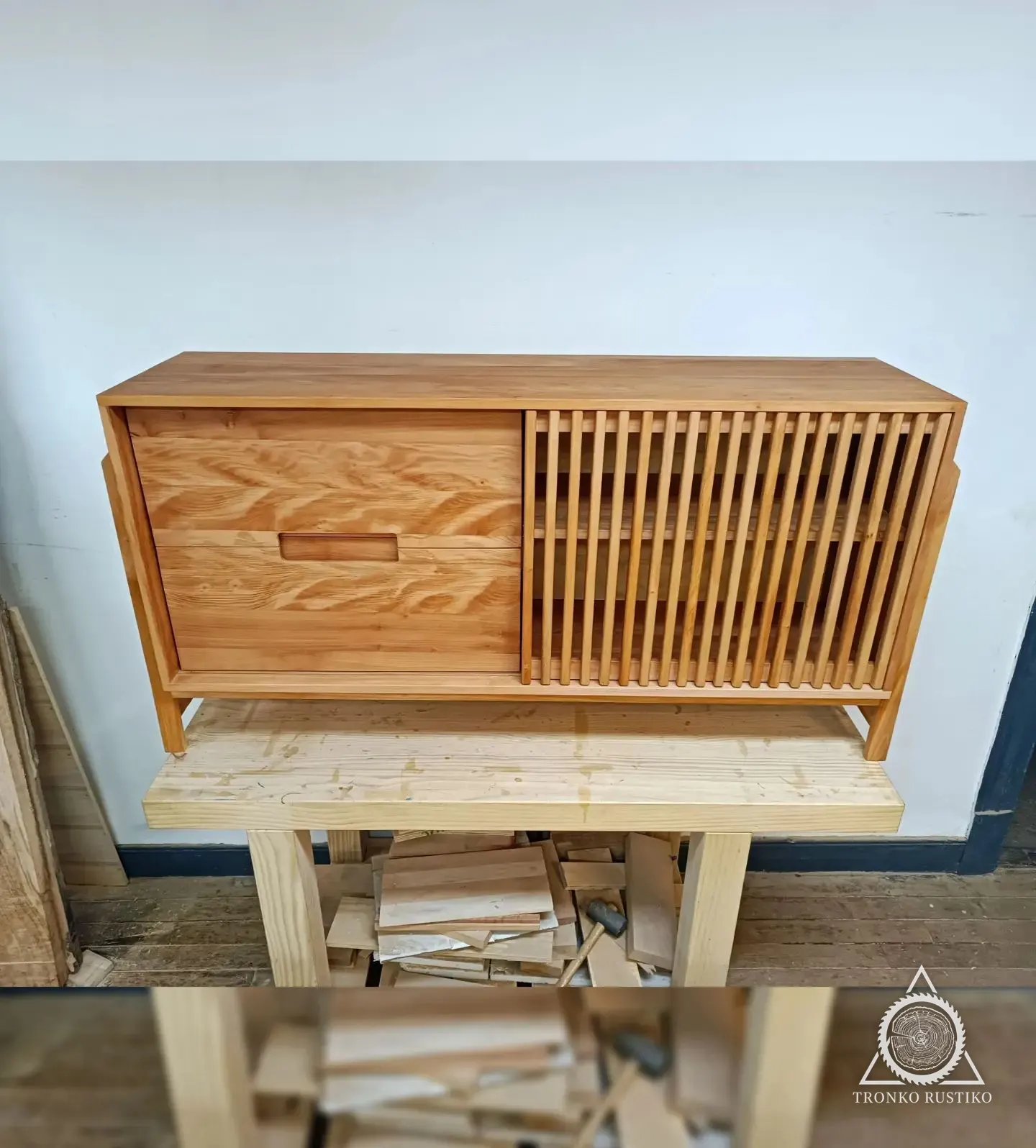 Rack de madera clara con dos cajones y una puerta corredera de palillaje vertical.