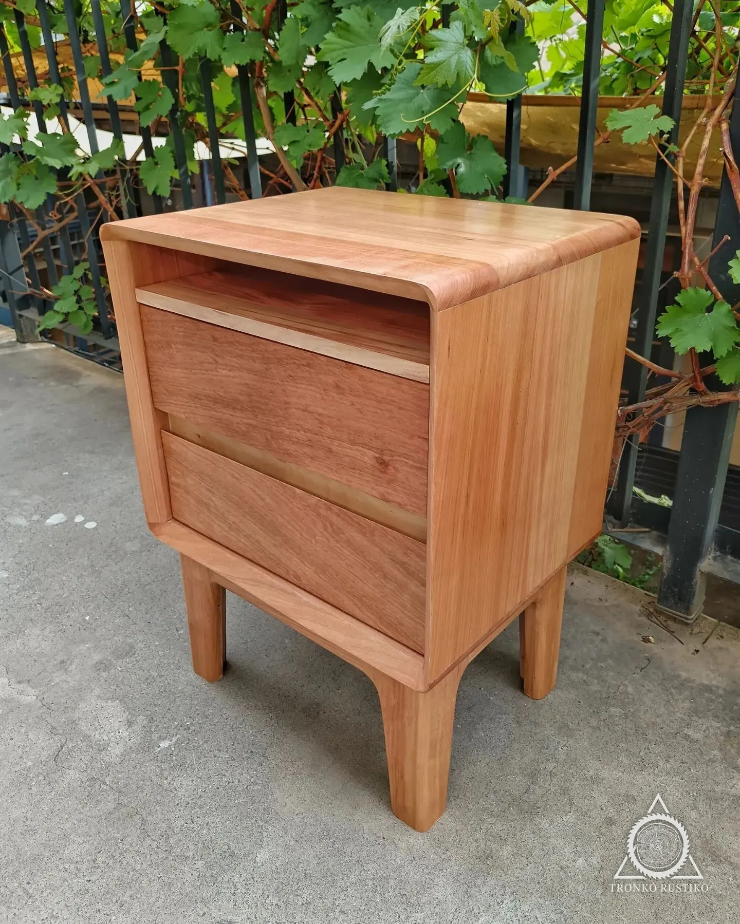 Velador de madera con nicho superior, dos cajones sin tiradores y patas rectas.